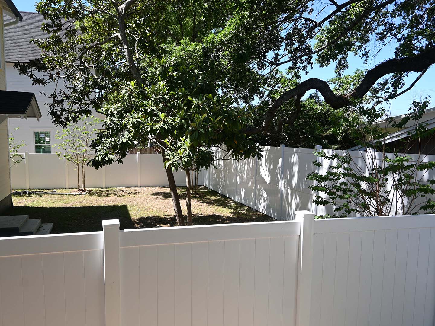 Photo of a vinyl fence installed by a Tampa, Florida fence company