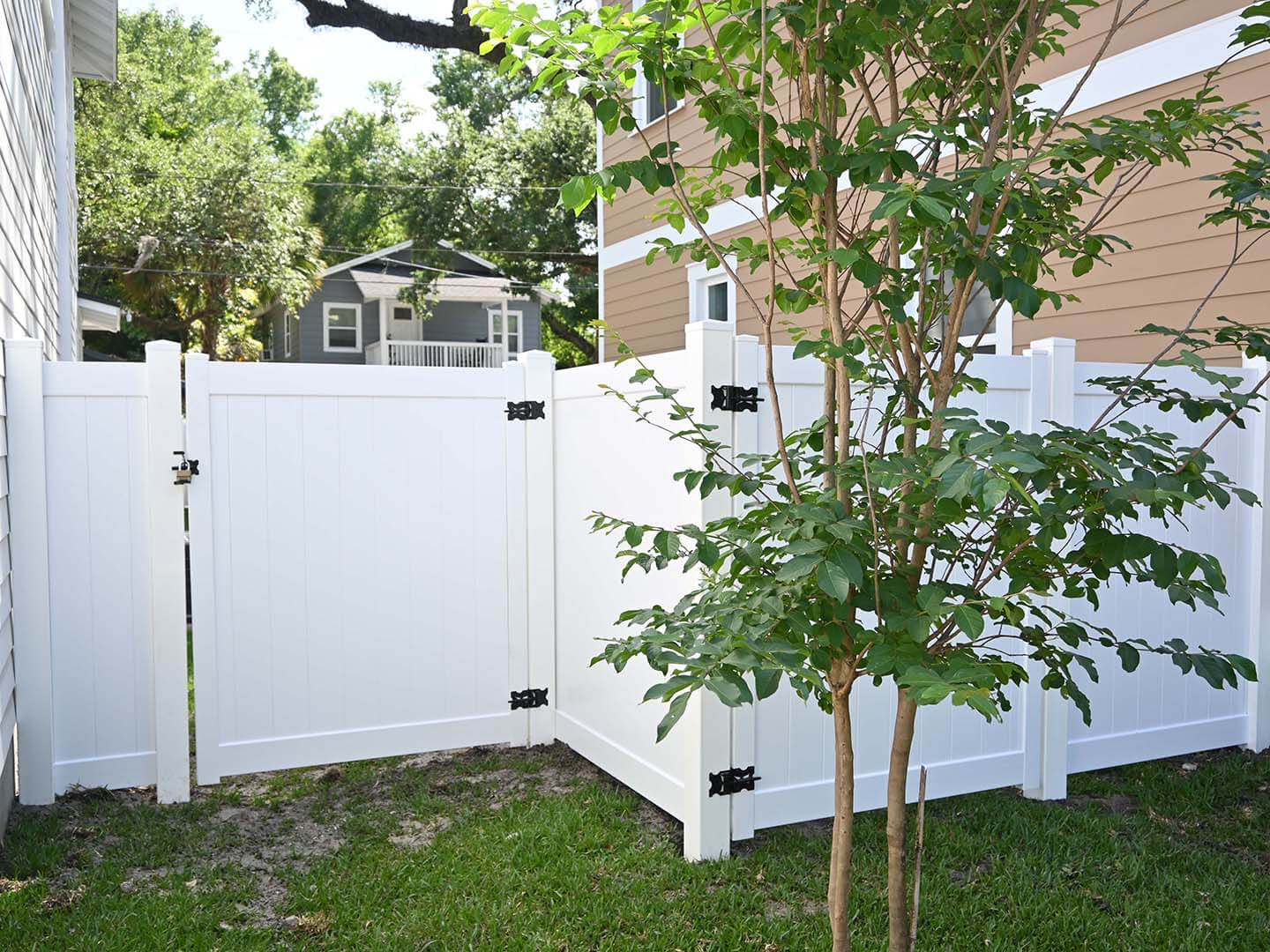 Vinyl fences in Tampa Florida are attractive