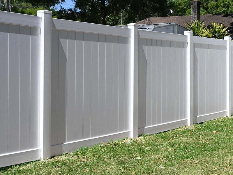 Commercial and residential vinyl fence company in 